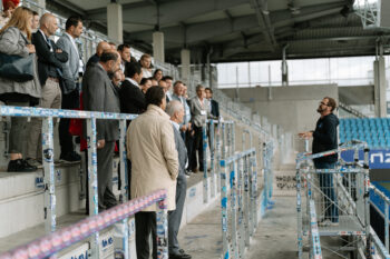 Menschen in Business Kleidung stehen auf der Stadiontribühne